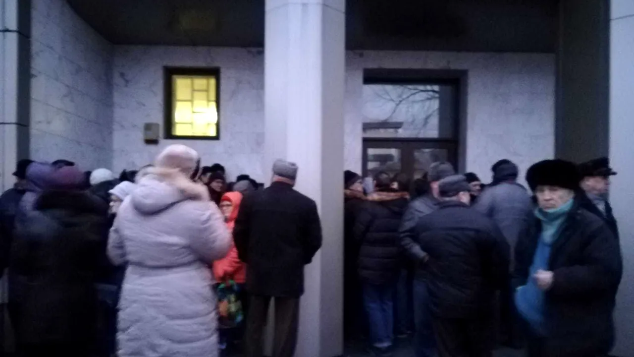 Zeci de pensionari şi-au făcut „încălzirea” de Revelion şi au petrecut o noapte la coadă pentru bilete la reuniunea dintre ani