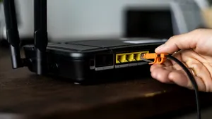 Trucul viral cu moneda de pe router nu funcționează. Ce riscuri ascunde