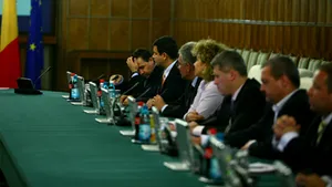 Guvernul invocă, în OUG 103, decizia Comisiei de la Veneţia despre avizul Parlamentului la referendum