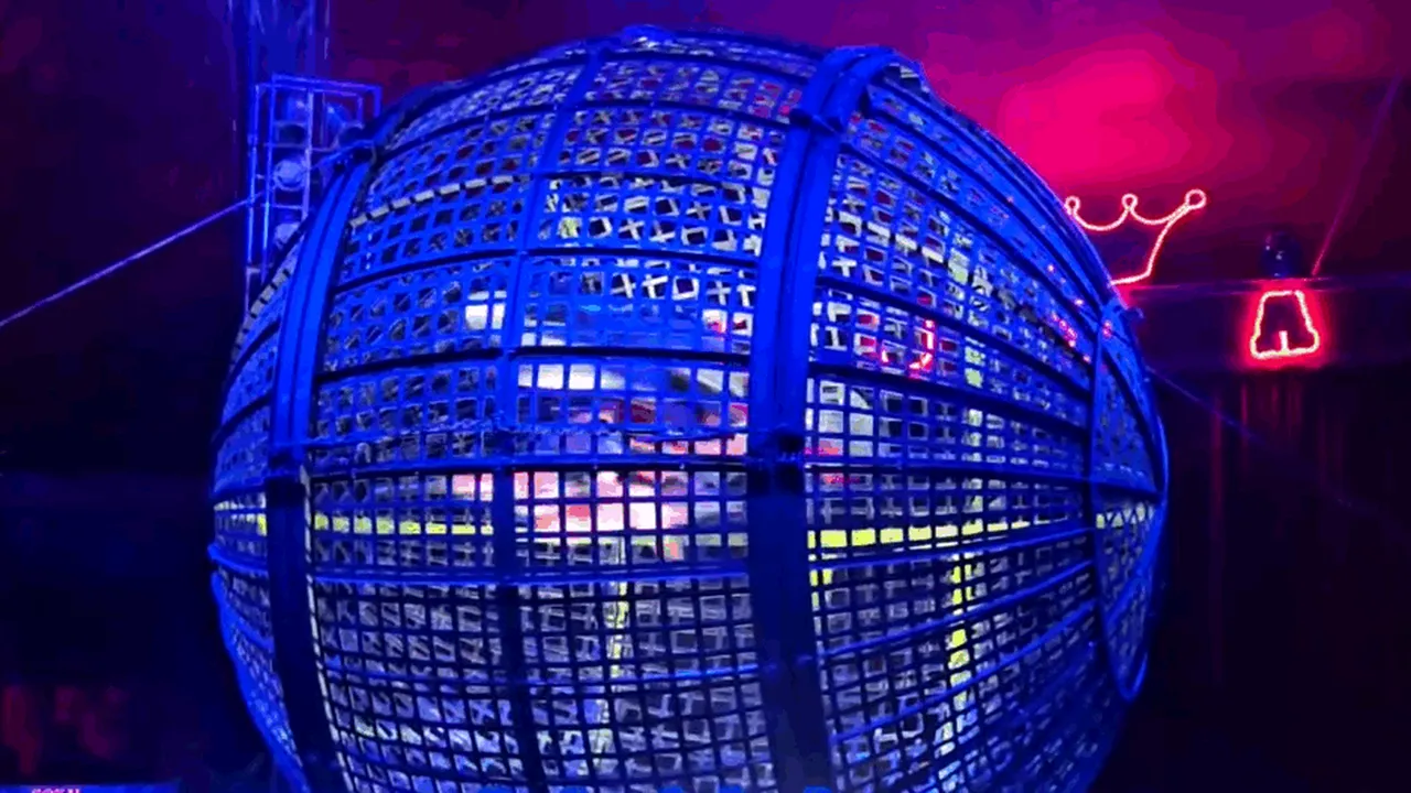 Cușca sferică a morții: un motociclist acrobat a murit în timpul unui spectacol de circ din Italia