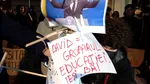 Studenții de la Universitatea Babeș-Bolyai i-au făcut colind ministrului Daniel David / „Și mai vrem încă ceva / Ca demisia să ne-o dea”