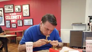 Un fost preşedinte de ţară, fotografiat în timp ce mânca hulpav pui prăjit la fast food