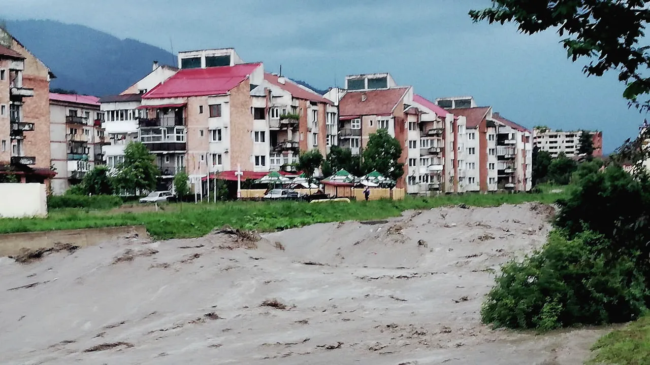 COD ROŞU şi PORTOCALIU de inundaţii pe mai multe râuri din ţară: Judeţele vizate de atenţionările hidrologilor