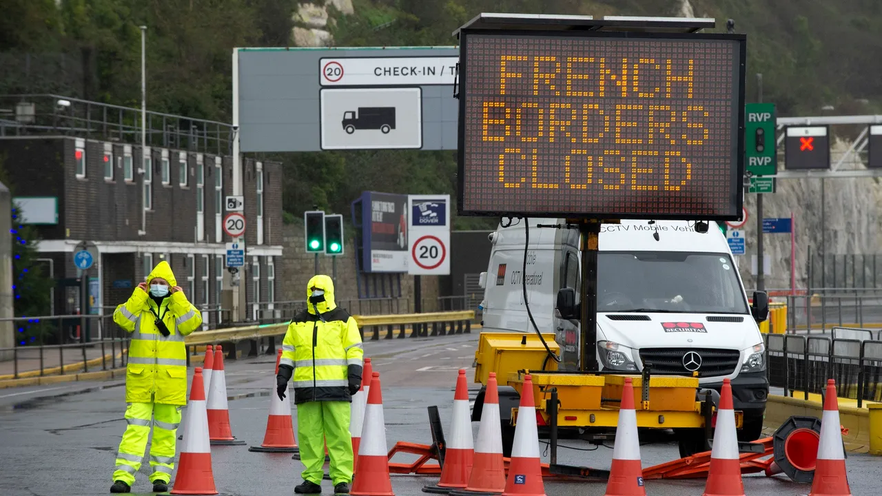 Români blocaţi la graniţa dintre Marea Britanie şi Franţa din cauza restricţiilor impuse după identificarea noii tulpini Covid-19
