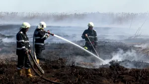 Imagini de coşmar cu incendiul care a poluat aerul din Bucureşti. Pompierii luptă cu focul mocnit care a pornit acum câteva zile