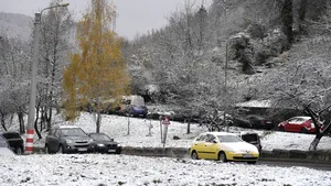Maşini blocate în zăpadă din cauza lipsei anvelopelor de iarnă