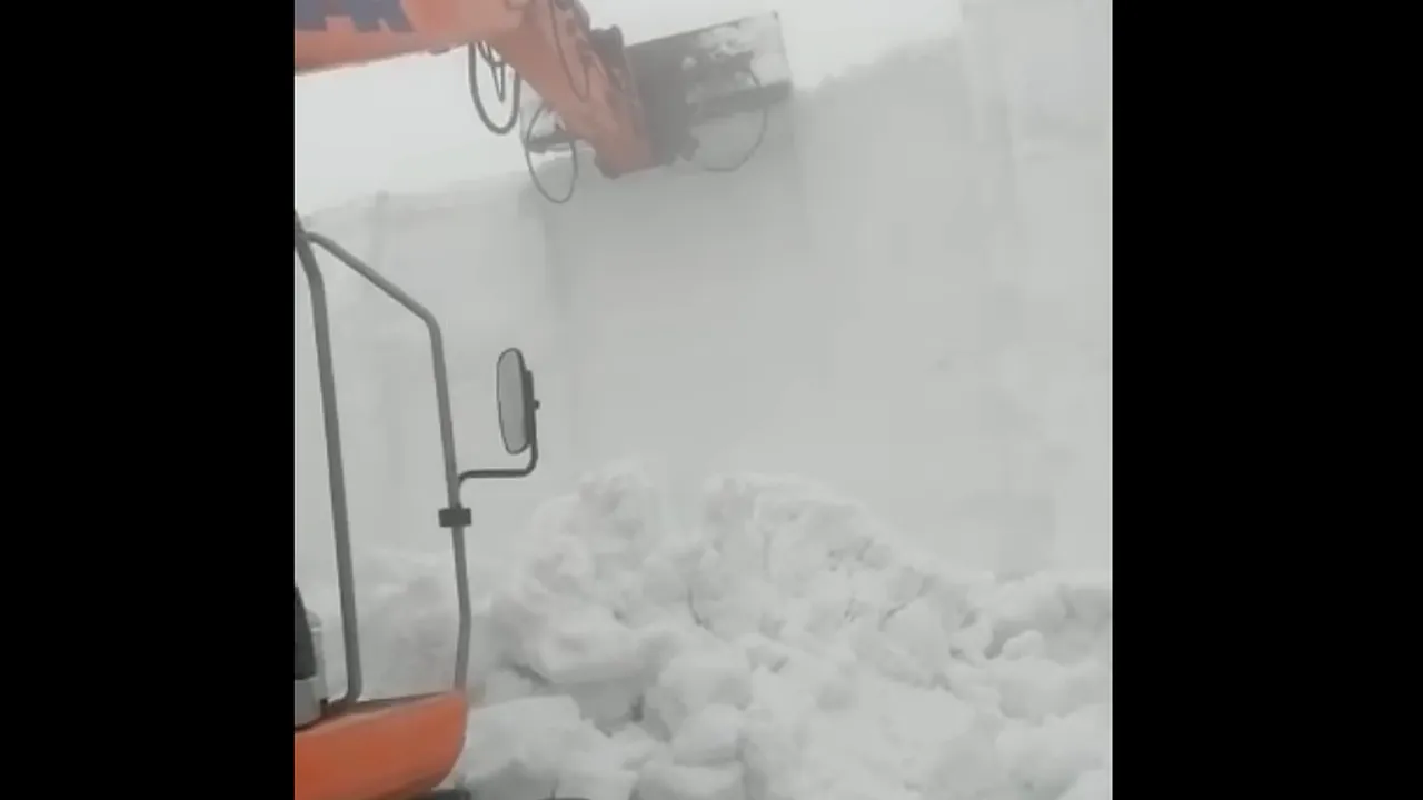 VIDEO Deszăpezire cu excavatorul pe Transfăgărăşan. Stratul de zăpadă depăşeşte 6 metri
