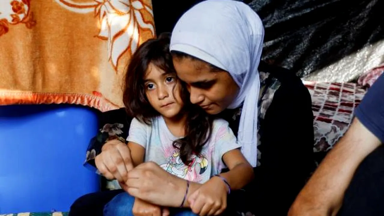 Familiile din Gaza poartă brăţări de identificare pentru a evita înmormântarea în gropi comune