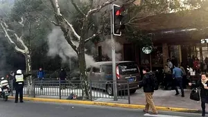 Cel puţin 18 răniţi după ce un individ a intrat cu un autovehicul într-un grup de pietoni din Shanghai/ Accidentul, cauzat de un bărbat care fuma în vehiculul în care se aflau butelii cu gaz | VIDEO