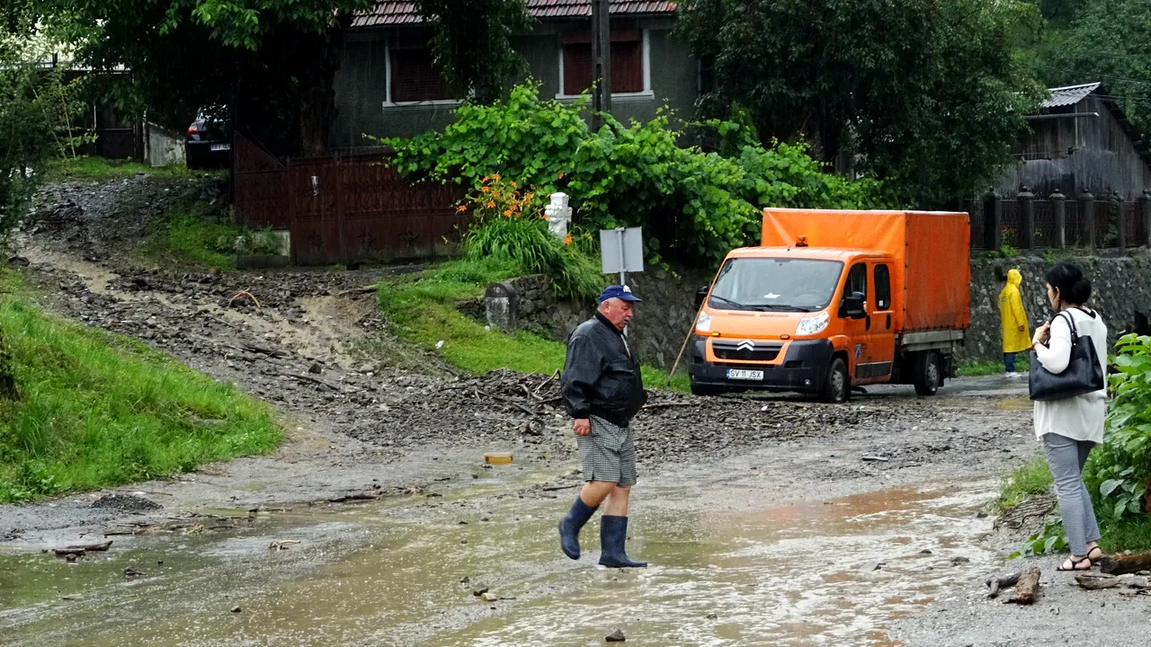 Inundaţii în Apuseni: Drumuri blocate şi gospodării distruse de ape, în Munţii Apuseni, după o ploaie torenţială | FOTO 