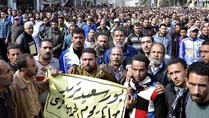 Mii de egipteni sfidează starea de asediu şi protestează în estul ţării