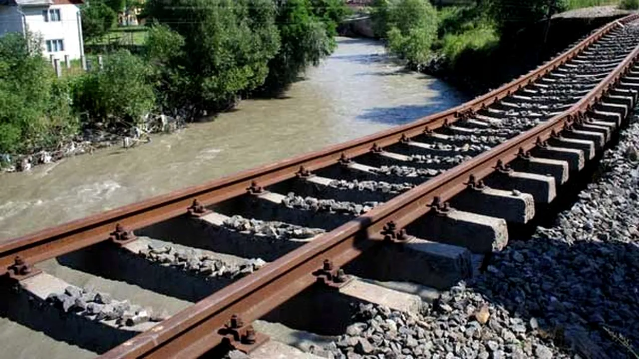 Trenuri anulate sau deviate pe alte rute în urma inundaţiilor şi alunecărilor de teren