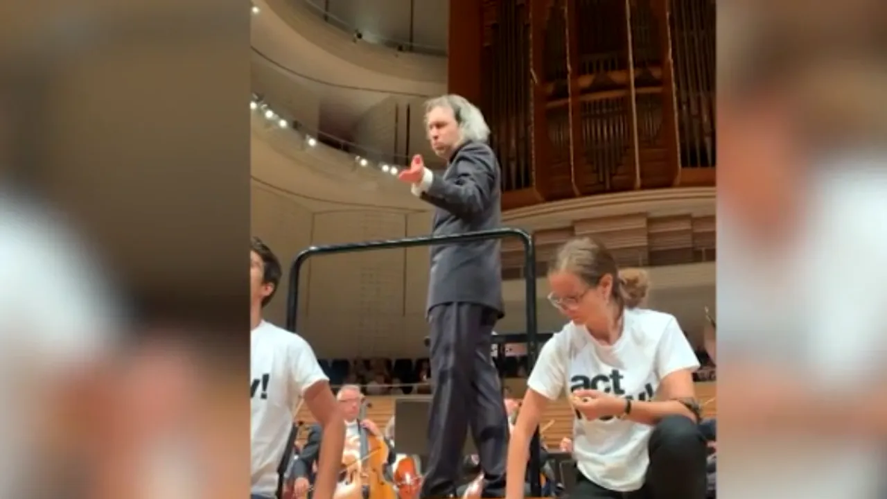Reacţia excepţională pe care un rus a avut-o la un concert de muzică clasică întrerupt de activişti climatici

