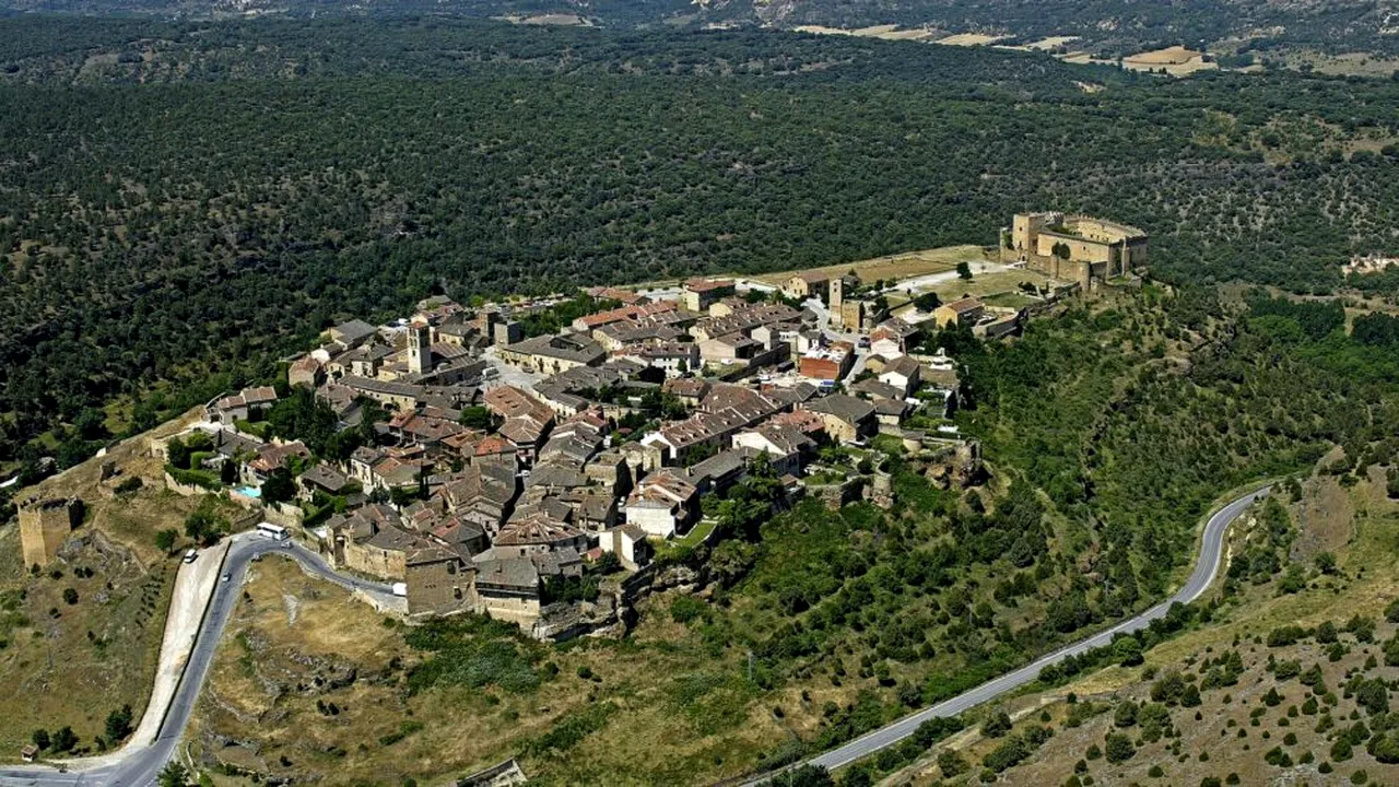 Satul spaniol cu ziduri medievale și palate renascentiste, unde se mănâncă regește