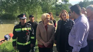 Viorica Dăncilă, Carmen Dan şi  Lucian Şova, huduiţi la Braşov. Mai mulţi oameni au strigat „Demisia”