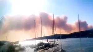 Alertă de incendii în Grecia: turiști și localnici evacuați în Skyros, mai multe regiuni sunt sub Cod Roșu