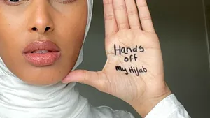 Modelul Rawdah Mohamed a început campania #Handsoffmyhijab. Reacţia ei vine în urma deciziei Franţei de a interzice hijabul