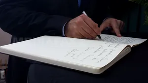 Ambasada Franţei mulţumeşte autorităţilor române pentru sprijin şi pentru reacţia rapidă. Mai mulţi oficiali români au semnat în Cartea de condoleanţe - FOTO