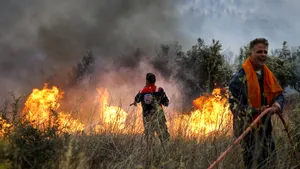 MAE avertizează asupra riscului ridicat de incendii în Grecia, inclusiv în staţiunile turistice