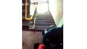 Bătrân bătut cu bestialitate pe scările unui bloc din Galaţi. Poliţia caută un bărbat eliberat în baza recursului compensatoriu