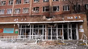 Spital din centrul oraşului Doneţk, atins de un tir de obuze - FOTO