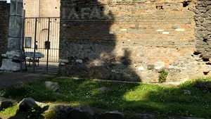 Tot mai mulţi turişti iau ca suvenir bucăţi de pavaj sau de mozaic din zonele turistice romane