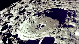 NASA: Scoarţa lunară, aproape pulverizată de meteoriţi
