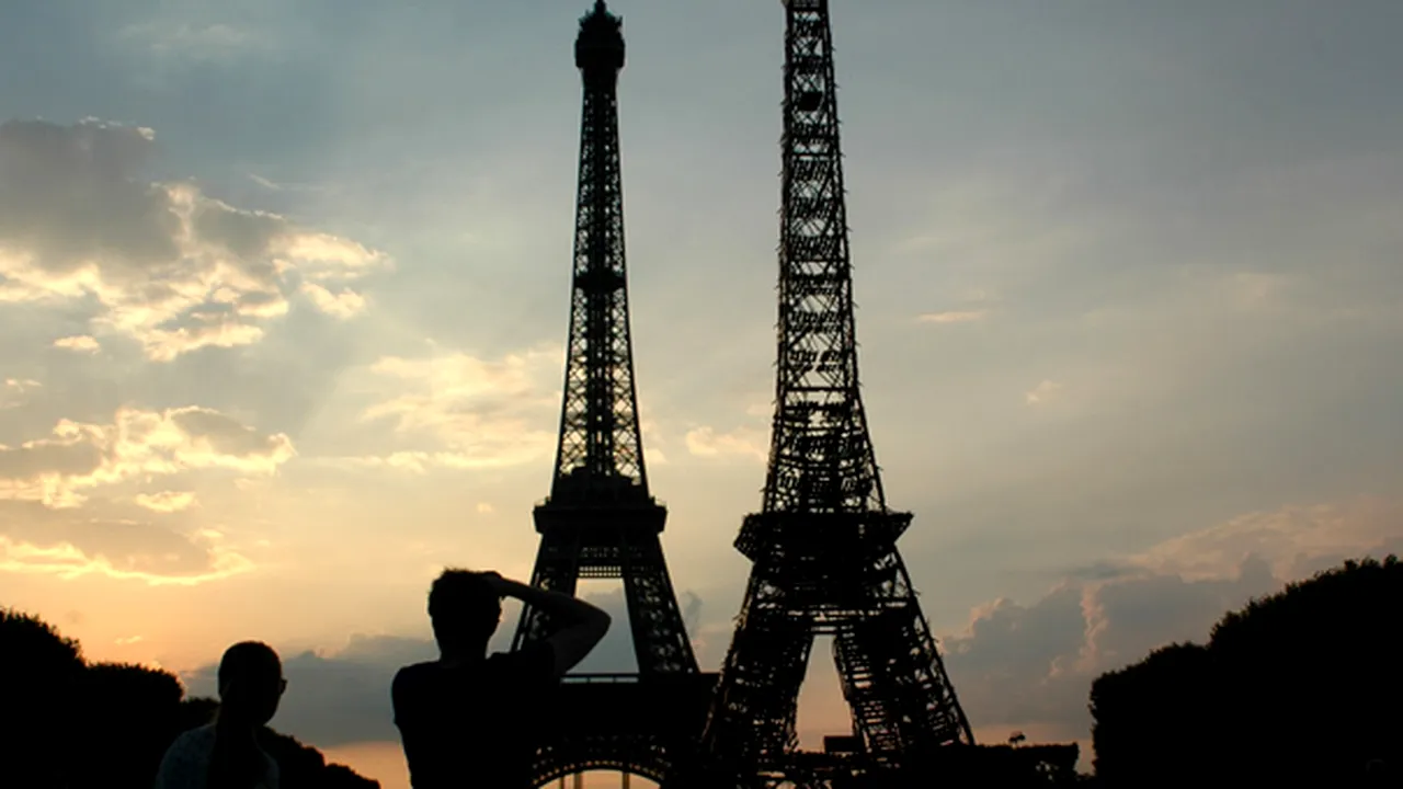 Cei opt români hoţi de buzunare de la Turnul Eiffel şi Castelul Versailles, încarceraţi