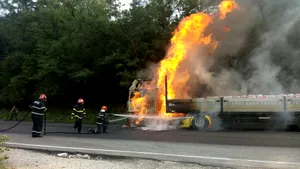 FOTO | Trafic blocat pe DN 7, între Argeş şi Vâlcea: Un TIR a luat foc în timpul mersului 