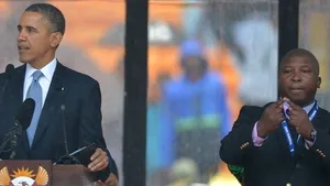 Interpretul în limbajul semnelor de la ceremonia lui Mandela, internat într-un spital de psihiatrie