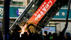 Momentul în care un autobuz plin cu pasageri este înghiţit de un crater apărut în asfalt, în China. Şase oameni au murit. VIDEO
