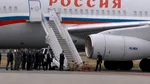 Ucrainenii îl ironizează pe Trump pentru că i-a întins covorul roșu lui Putin: „Soldați americani în genunchi în fața avionului lui Putin”