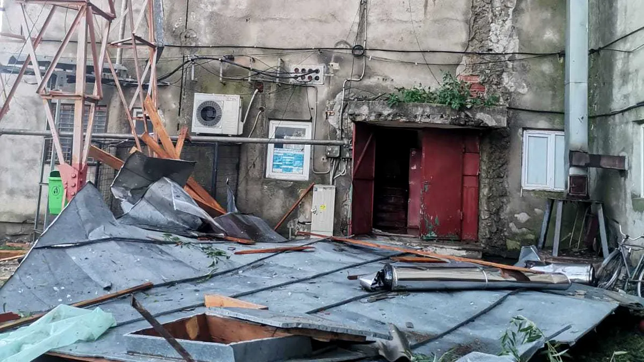 Pompierii intervin pentru îndepărtarea efectelor furtunii din Brăila
