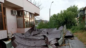 Urmările instabilităţii atmosferice: O parte din acoperişul unei clădiri a fost luat de vânt, iar o casă a fost lovită de fulger
