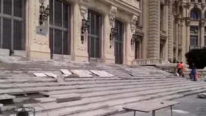 Marmura de pe treptele intrării în Senat, recondiţionată pentru peste 160.000 de lei - VIDEO