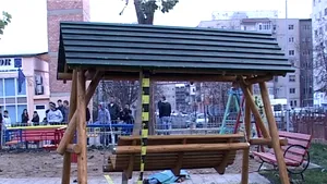Un copil de şase ani a murit după ce un leagăn s-a prăbuşit peste el