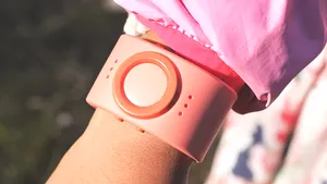 Google şi Apple vor să implementeze un sistem de monitorizare a vârstnicilor din aziluri