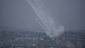 Războiul Israel-Hamas, ziua 3. Are loc cea mai mare mobilizare din istoria Israelului - 300.000 de rezervişti sunt chemaţi la datorie / Rachete lansate din Gaza lovesc sudul Israelului: s-a ordonat asediu complet / Sute de israelieni şi-au pierdut viaţa / Conflictul scumpeşte viaţa: preţul petrolului a crescut  
