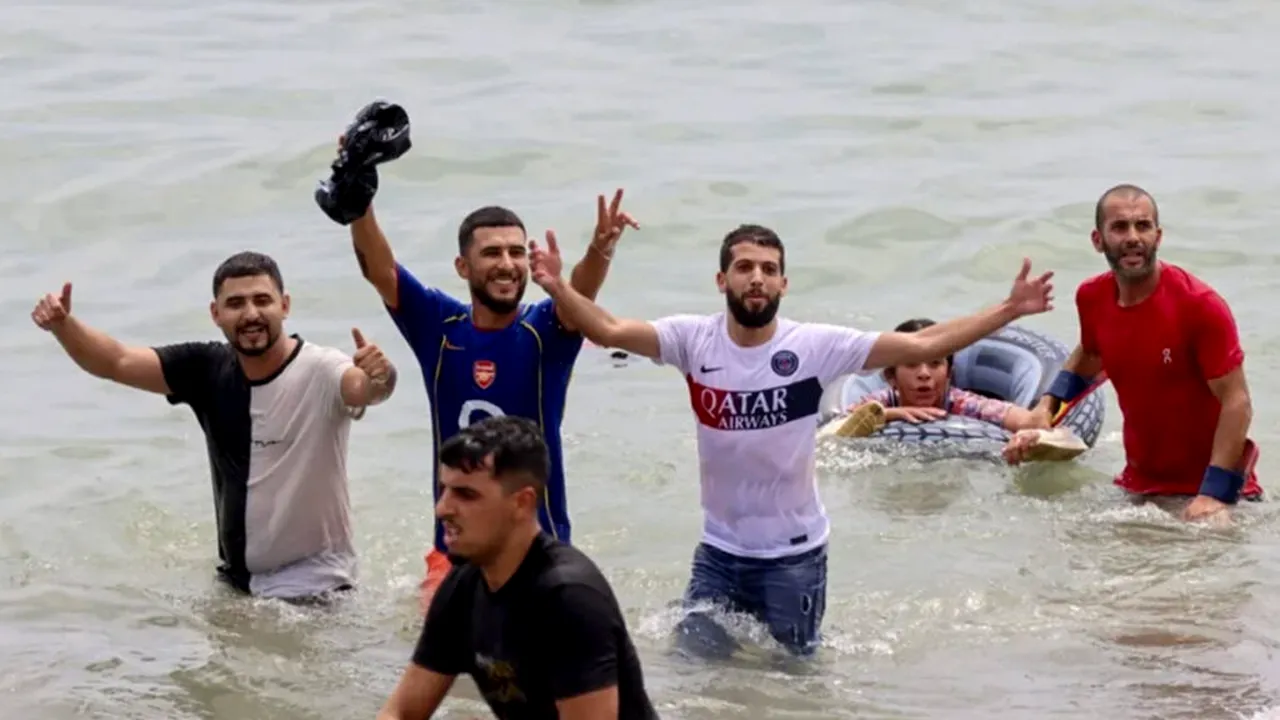 Marocanii ajunși ilegal în Ceuta declară că sunt gay și solicită azil politic
