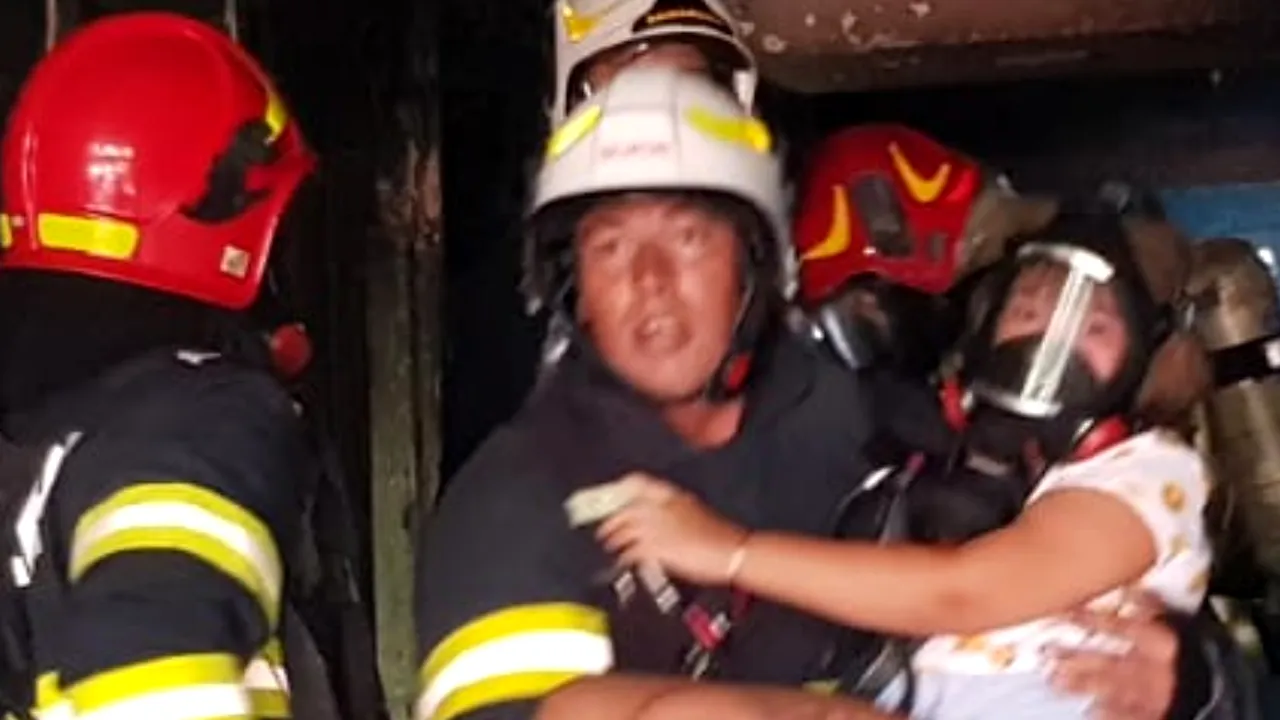 FOTO & VIDEO: Explozie pe Calea Giuleşti din Capitală. Un apartament de la parterul blocului a izbucnit în flăcări