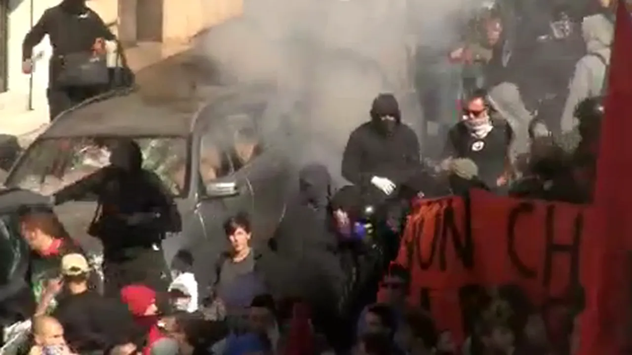 Bănci atacate şi maşini incendiate în centrul Romei, în timpul manifestaţiei 