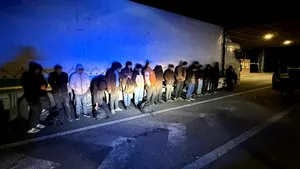 16 migranți din Irak și Siria, descoperiți într-un camion de marfă la Nădlac