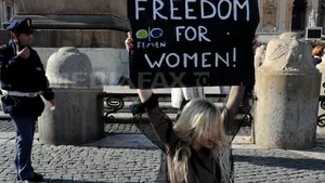 Topless în Piaţa Sfântul Petru din Vatican: O feministă ucraineană s-a dezbrăcat imediat după rugăciunea Angelus a Papei - FOTO