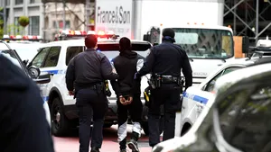 Marea Britanie: Ce a păţit un tânăr după ce a scuipat poliţia şi le-a spus că are COVID-19