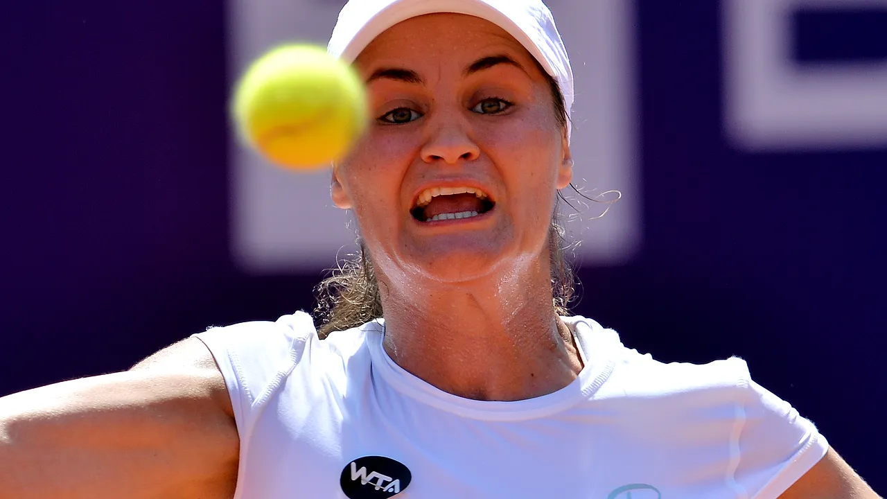 Monica Niculescu a învins-o pe Maria Şarapova şi s-a calificat în turul doi al turneului de la Doha / Reacţia rusoaicei
