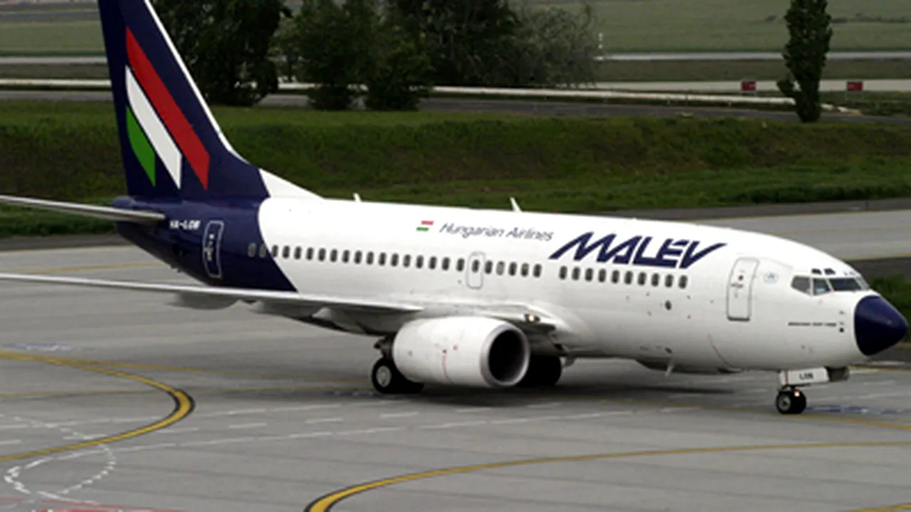 Zeci de pasageri ai unei curse Malev reclamă că au fost ţinuţi 10 ore în aeroport în Ungaria