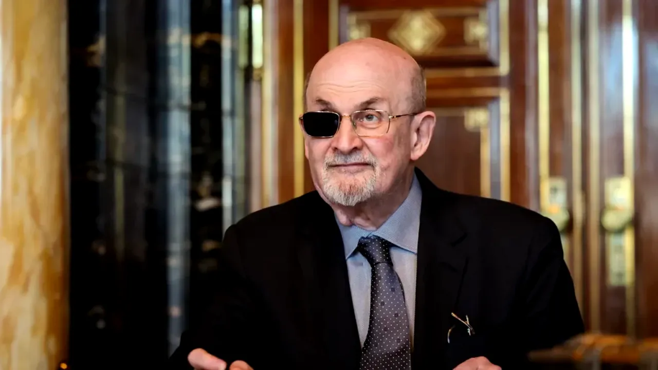 Cel care l-a atacat cu un cuțit pe scriitorul Salman Rushdie, condamnat la 25 de ani de închisoare