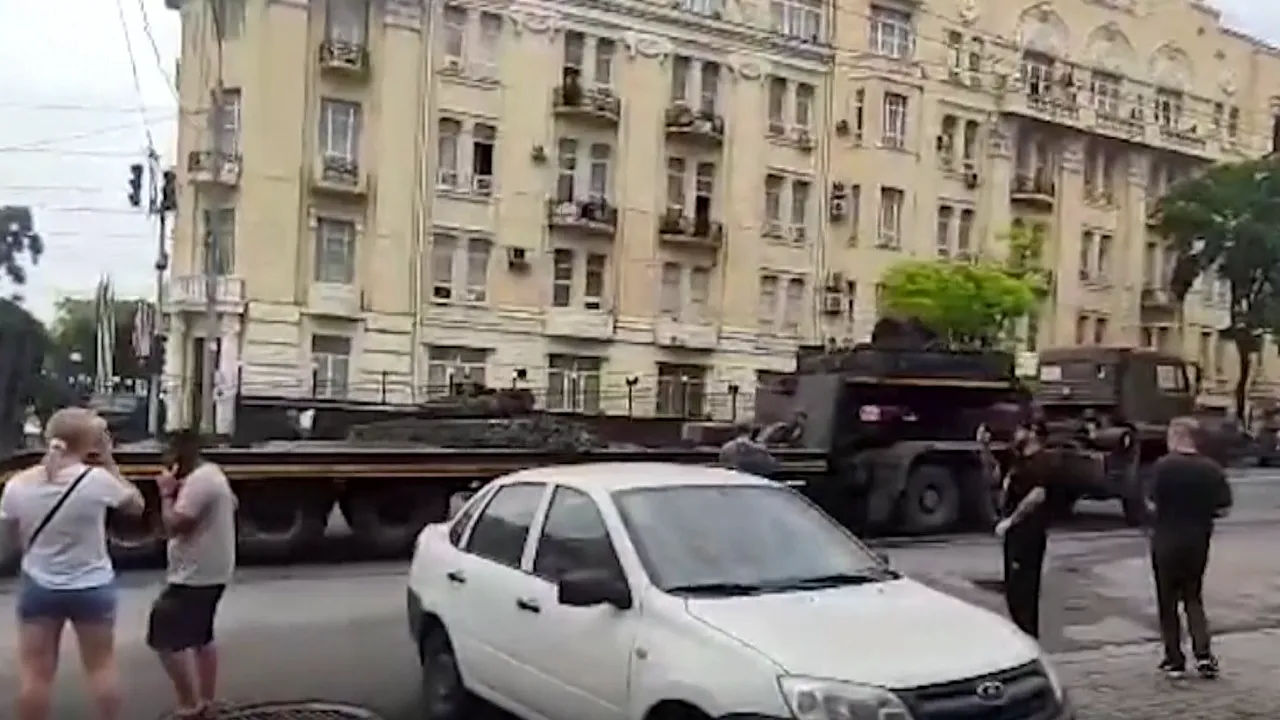 VIDEO Primul oraş din Rusia ocupat de Wagner. Vehicule militare pe străzile din Rostov-pe-Don din Rusia