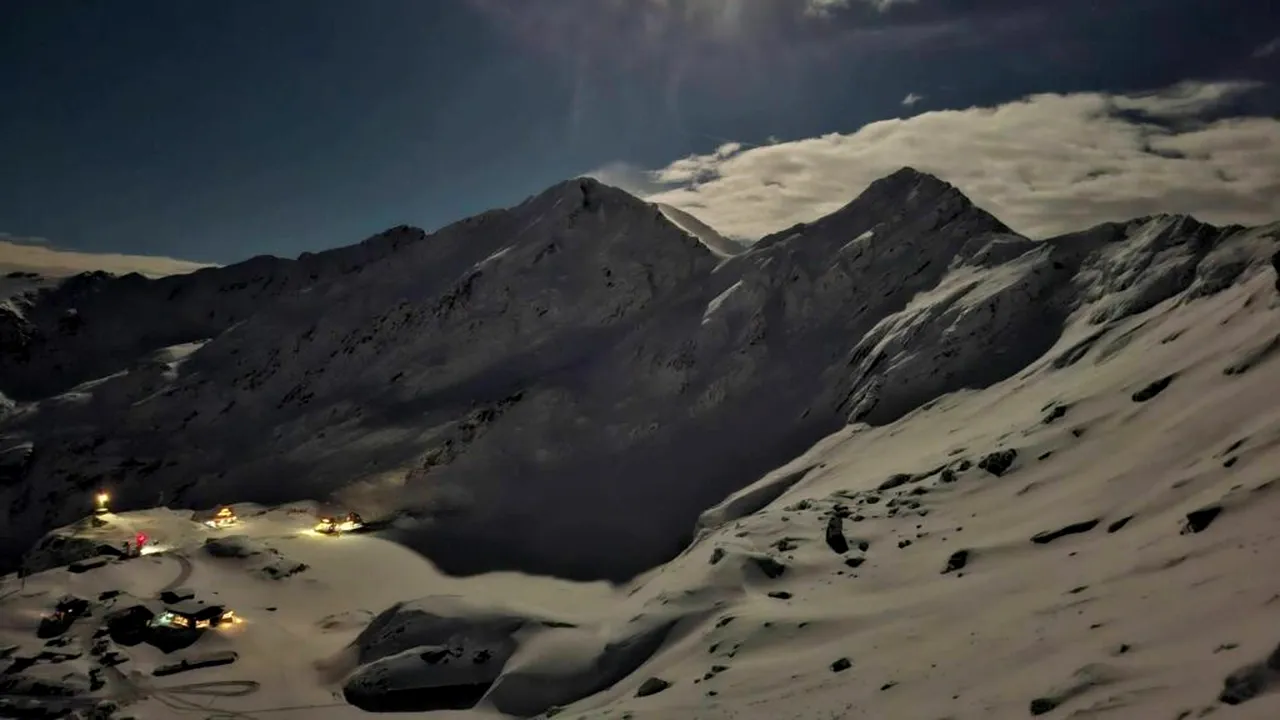 Doi tineri sunt căutați de salvamontiști după ce au decis să urce spre Vârful Moldoveanu, pe timp de viscol și -15 grade, seara la ora 20:00