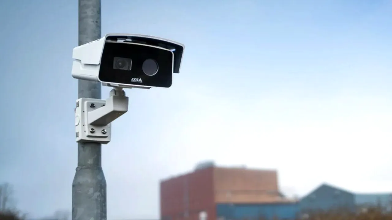 Camera Axis bispectrală cu inteligență artificială oferă detecție termică de înaltă rezoluție și verificare vizuală de excepție